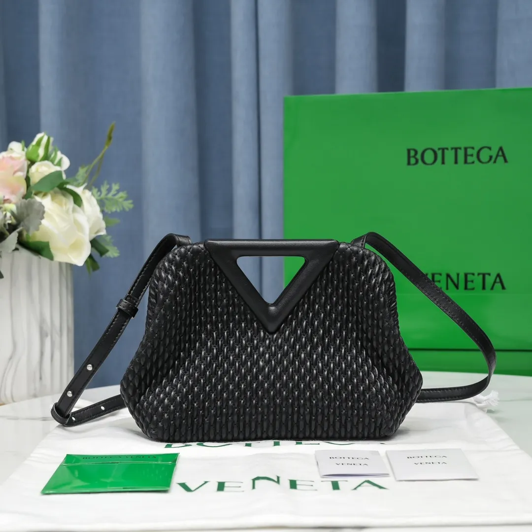 B's new POINT handbag, sheepskin and Losange quilted leather handbag, and the position of the triangular handle also hides a magnet opening and closing design, very retro, replacing the conventional zipper but still leaving enough privacy, with long shoulder straps across the diagonal It has a lazy feel and a full sense of high-end, which will win the hearts of girls~ New style for spring and summer, V-shaped handle design~ Simple and cool, the wind blows~ The size of this mini triangle bag: 24*16*8, model # "6908-1"